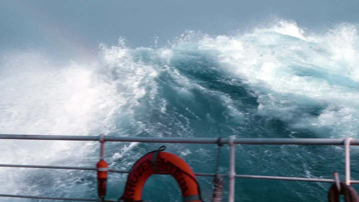 Целиком поглотит любое судно: куда в океане не суются даже подлодки