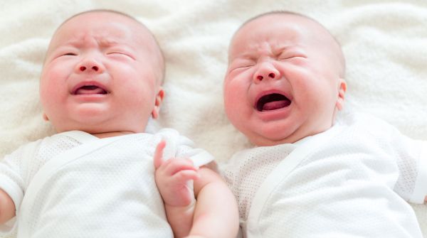 Ученые рассказали, почему в мире рождается все больше близнецов
