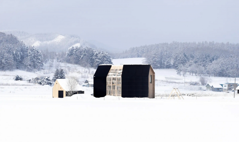 Необычный дом в форме амбара производит в два раза больше энергии, чем потребляет