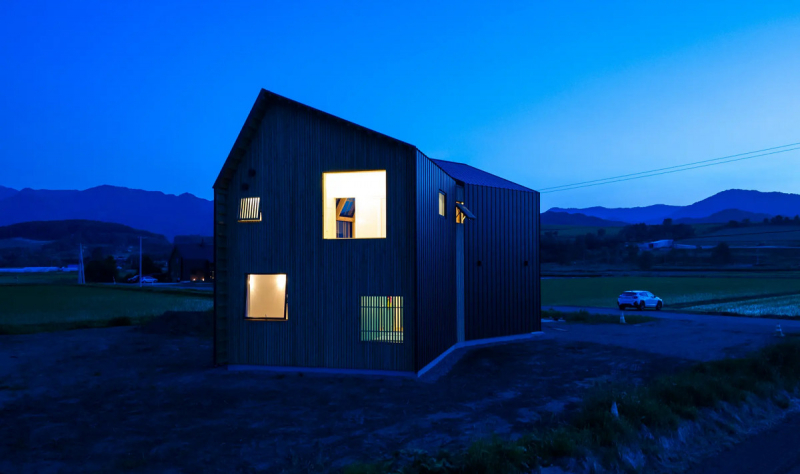 Необычный дом в форме амбара производит в два раза больше энергии, чем потребляет