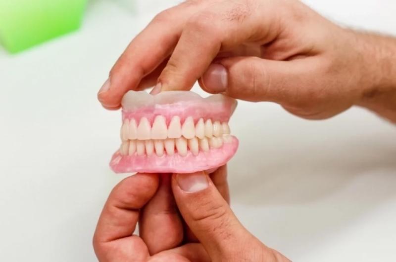 В США ученые впервые вырастили человеческие зубы в челюстях свиней