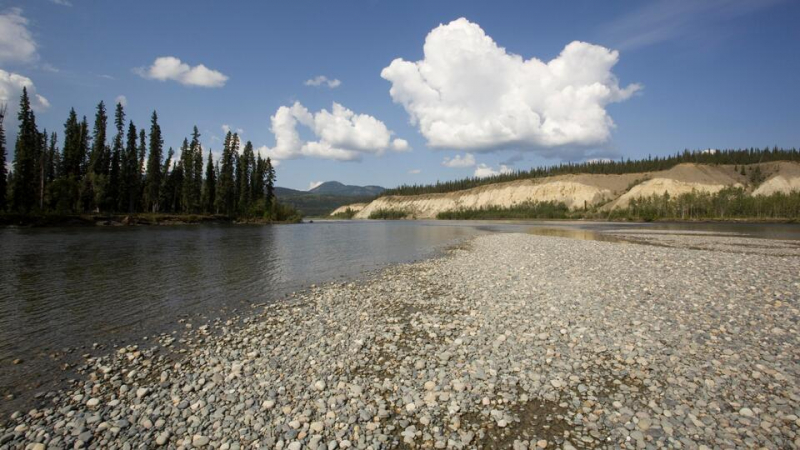 Тайны симметрии: почему Земля – не идеальный шар, а берега реки разные