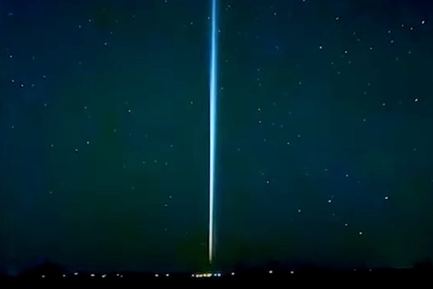 Загадочный гигантский столб света появился над США