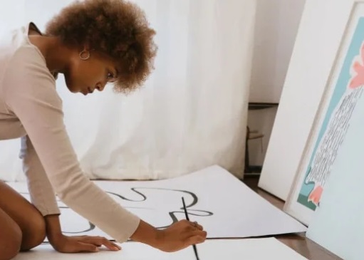 Искусство на стенах: как постеры и принты преображают пространство