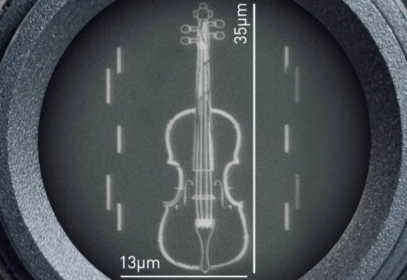 Самая маленькая скрипка в мире умещается на человеческом волосе