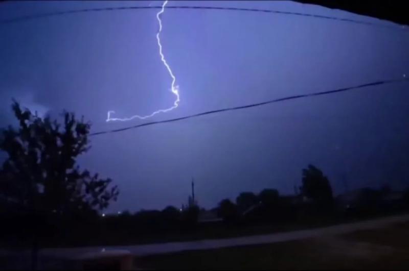 Раскрытый над головой зонт притягивает удар молнии