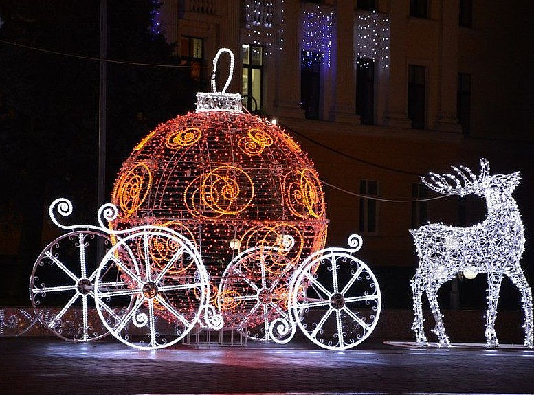 Как украсить площадь города световыми уличными фигурами