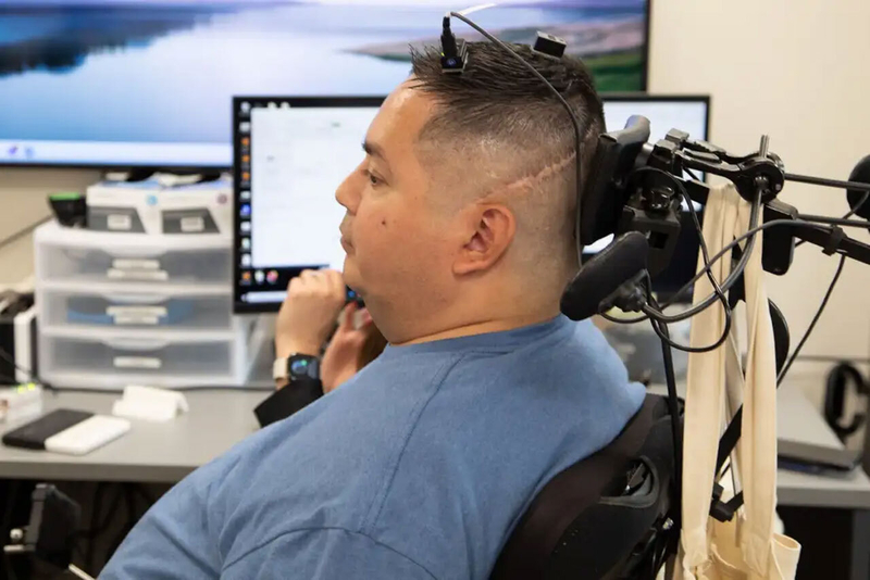 Руки двух человек соединили &laquo;телепатической&raquo; связью