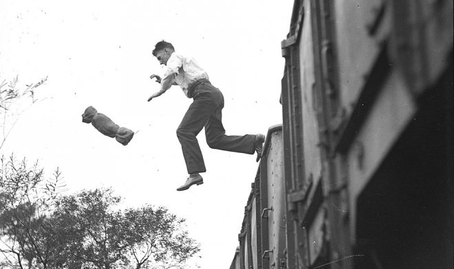 Как безопасно спрыгнуть с движущегося поезда (с точки зрения физики)