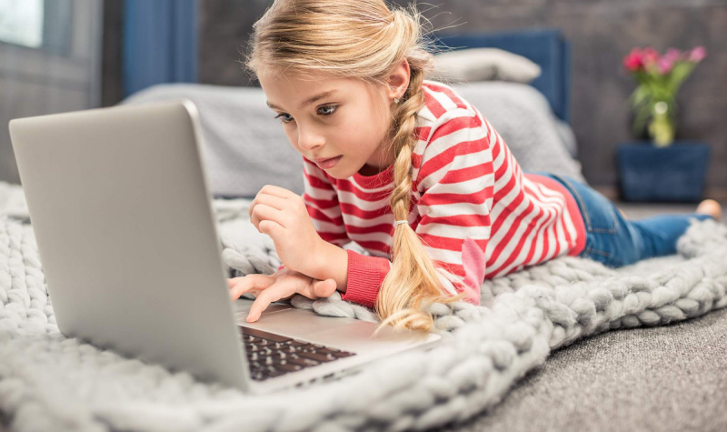 Ребенок с ноутбуком