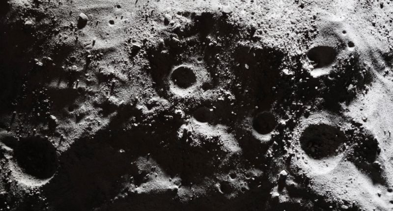 Микробы с человеческой кожи способны выжить в тени лунных кратеров