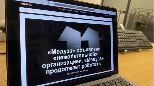 "Мы умираем не первый раз, поэтому привычно". Что будет с "Медузой"* и ее читателями