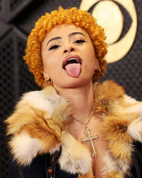 66-я церемония &laquo;Грэмми&raquo;: наряды звезд на красной дорожке