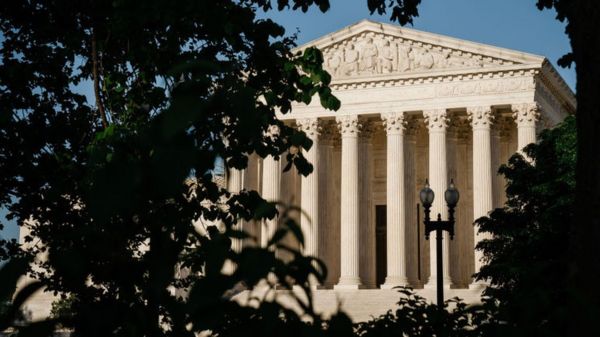 Верховный суд в США разрешил использовать таблетки для абортов, пока идет суд