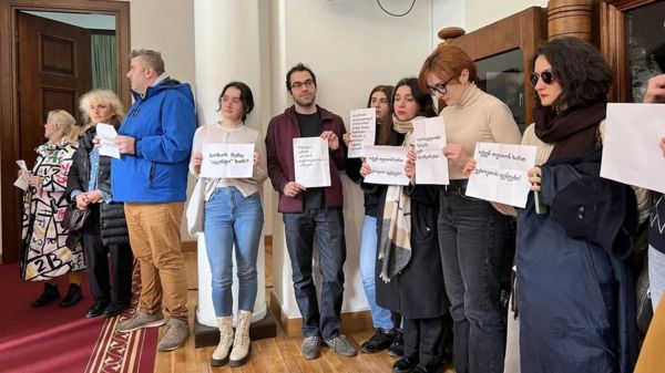 В Грузии придумали свой закон об иноагентах. Оппозиция и правозащитники говорят, что страна идет по пути России