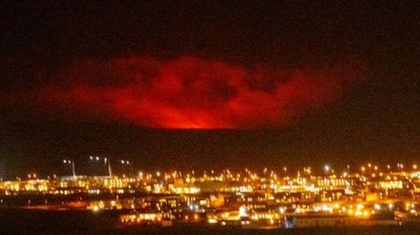 Рядом с Рейкьявиком начал извергаться вулкан Фаградальсфьядль