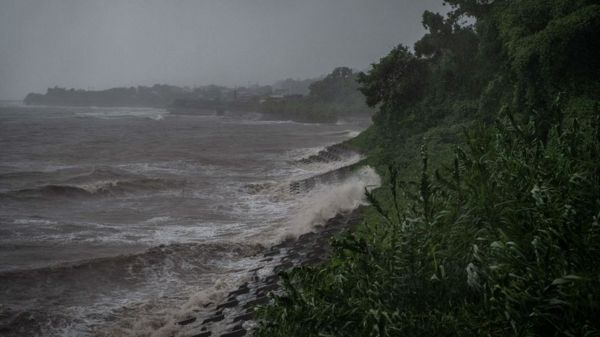 Южную Японию затапливает мощнейший тайфун "Нанмадол", миллионам людей предлагают эвакуироваться