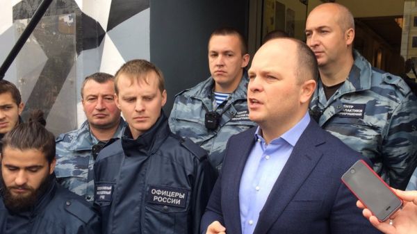 Вандал облил фотографии Стерджеса в московской галерее