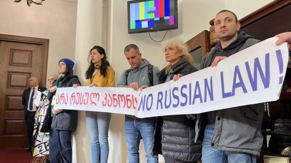 В Грузии придумали свой закон об иноагентах. Оппозиция и правозащитники говорят, что страна идет по пути России