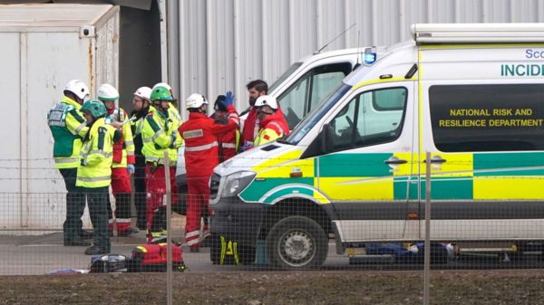 На верфи в Эдинбурге завалилось на бок крупное судно, десятки пострадавших