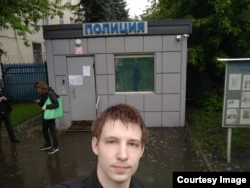 Обвиняемый по делу "Весны" бывший сотрудник ФБК снял браслет ФСИН и уехал из России