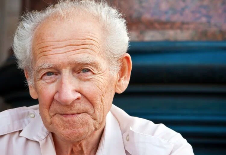 Почему у пожилых людей большие уши и носы &mdash; научное объяснение