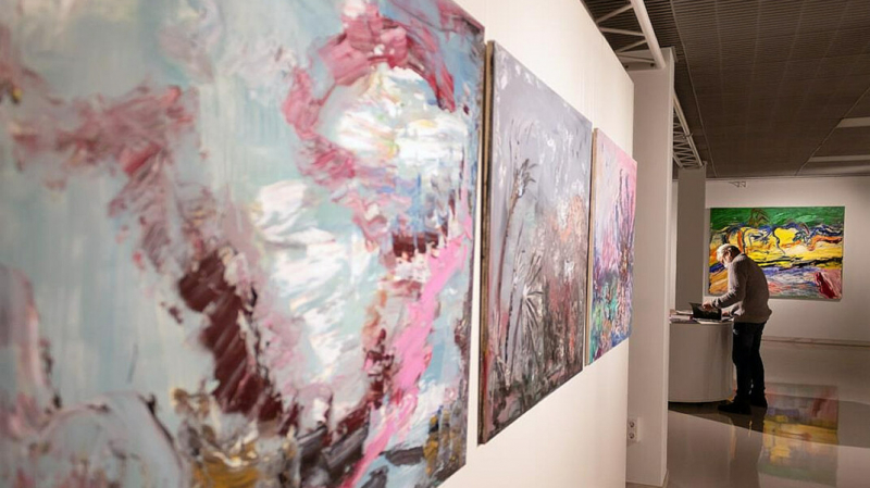 &laquo;Пусть уходит&raquo;: студенты устроили акцию против выставки осуждённой за мошенничество в Минобороны Васильевой