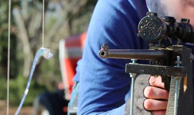 Стеклянная капля принца Руперта разбивает летящие пули вдребезги