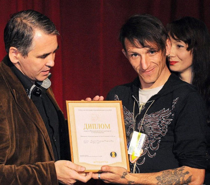 Тело украинского детского писателя Владимира Вакуленко, похищенного российскими военными, обнаружили в братской могиле под Изюмом