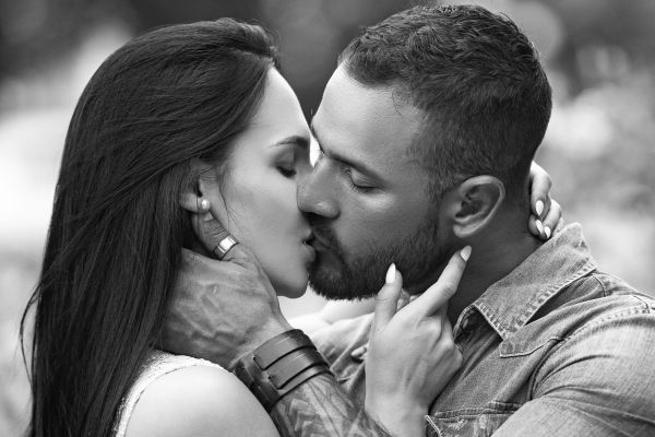 Ученые предложили новую теорию, откуда у людей возникли поцелуи