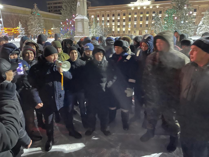 В двух городах Казахстана протестующие против повышения цен на газ провели ночь на площади